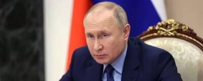 Владимир Путин поручил удвоить спецнадбавки медикам, борющимся с ковидом в праздники