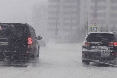 Снегопад парализовал движение в Казани
