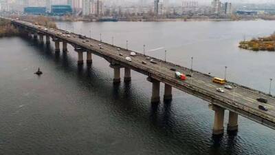 Коммунальщики решили озеленить аварийный мост столицы за полмиллиона гривен