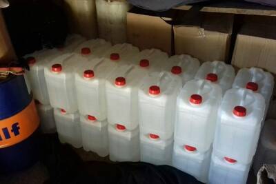 11,5 тысяч литров спиртосодержащей жидкости стоимостью почти 6 миллионов рублей обнаружили на складе в Смоленской области