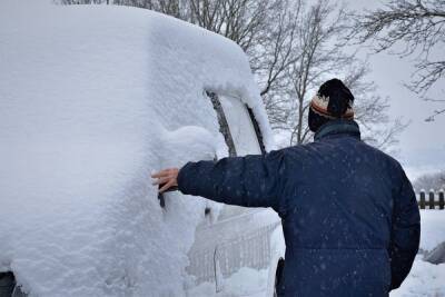 Водителям напомнили причины чистить крышу авто от снега