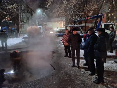 Подачу отопления после аварии на теплотрассе в центре Рязани планируют начать к полуночи