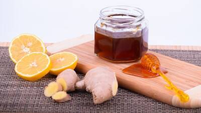 Диетолог Бобровский рассказал, кому могут быть вредны мёд, имбирь и лимон