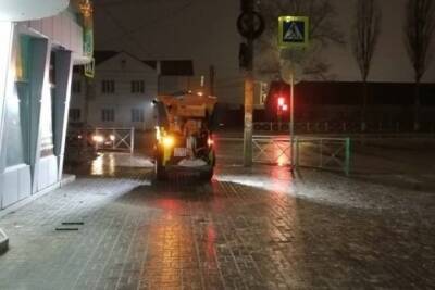 В Курске дорожники минувшей ночью обработали от гололеда 106 улиц
