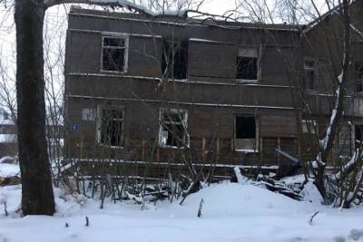 В Архангельске аварийный дом чуть не унёс на тот свет любопытного мужчину