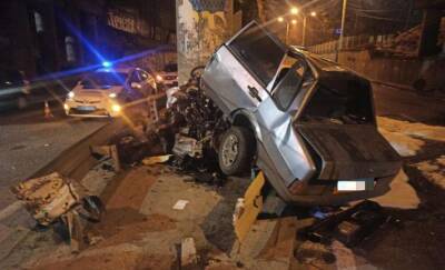 В Запорожье полицейский на служебном автомобиле врезался в мост