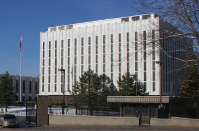 СМИ: Подозрительный пакет бросили через забор посольства России в Вашингтоне