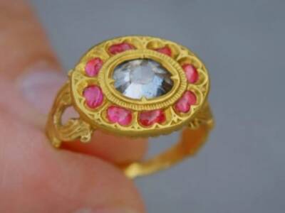 В Великобритании женщина купила кольцо за 1 фунт, позже оказалось, что украшение с рубином и бриллиантом