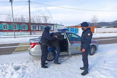 Двое жителей Бурятии собирали травку в поле