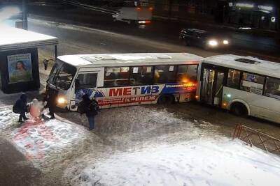 В Ярославле автобус сбил девушку стоящую на остановке