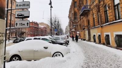 Петербургские коммунальщики сбрасывают лед с крыш домов прямиком на машины