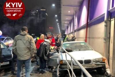 В Киеве водитель BMW влетел в стену ТРЦ (ФОТО)