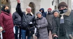 Правозащитники сочли своим долгом поддержать "Мемориал"* у здания суда