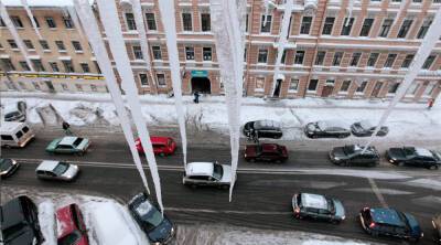 Очередная женщина пострадала от упавшего с крыши снега в Санкт-Петербурге