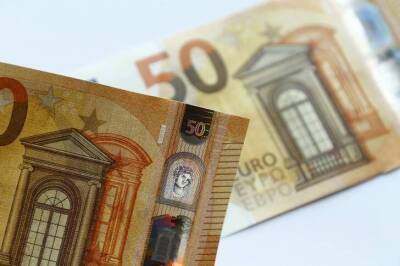 Доллар и евро растут на торгах "Московской биржи"