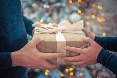 Психолог назвала лучшие варианты подарков мужчине на Новый год