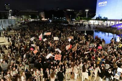 Сотни подростков вышли на акцию поддержки жертв изнасилований в школе Тель-Авива
