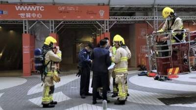 Десятки человек заблокированы в торговом центре Гонконга из-за пожара