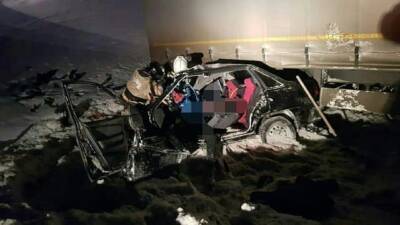 Три человека погибли на тюменской трассе после столкновения иномарки с фурой