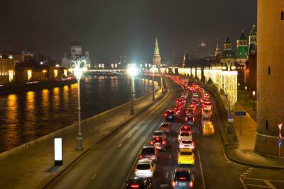 Москвичей предупредили о максимальных пробках в канун Нового года
