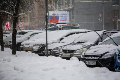 Плохую уборку снега в Новосибирске объяснили низкими зарплатами рабочих