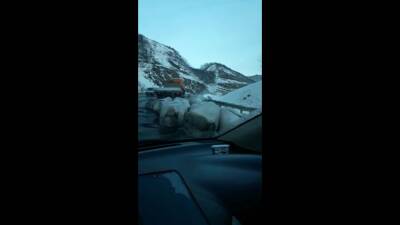Рассыпавшийся груз наблюдали водители на Холмском перевале