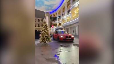 Блогер прокатился на авто по торговому центру в Подмосковье (видео)