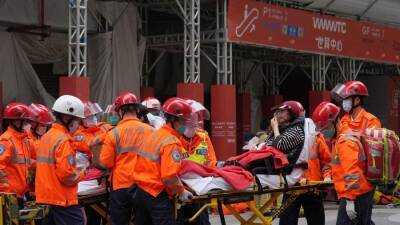 Восемь человек пострадали при пожаре в торговом центре в Гонконге