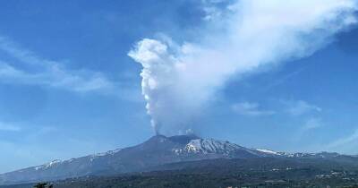 Самый высокий вулкан Европы выбросил шестикилометровый столб пепла (видео)