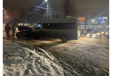 В столкновении ВАЗ-2110 и маршрутки в Рязани пострадал 11-летний ребёнок