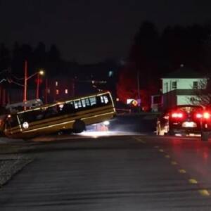 В Канаде в результате ДТП школьного автобуса и грузовиков погиб ребенок