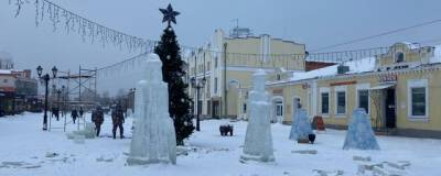 На Мало-Тобольской в Барнауле начали возводить новогодний городок