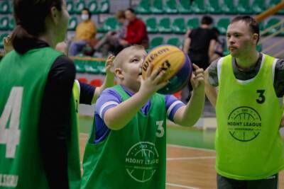 «Позволь мне победить»: как в Новосибирске проходят матчи по юнифайд-баскетболу для детей без возраста