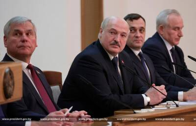 Лукашенко поручил выработать решение по работе сельских библиотек