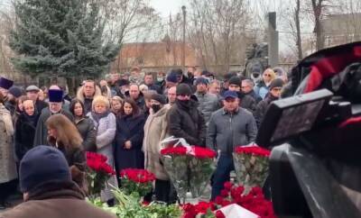 В Харькове проходит панихида по Кернесу, собралось множество людей: кадры