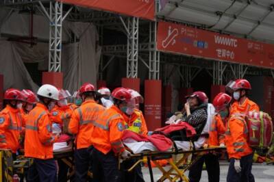 Спасатели эвакуировали более 1 200 человек из горящего ТЦ в Гонконге