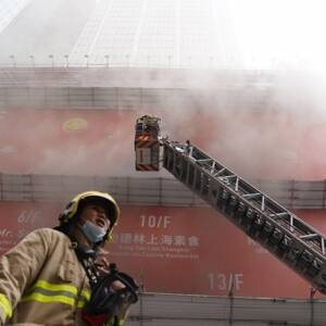 В Гонконге загорелся небоскреб: около 300 человек заблокированы на крыше