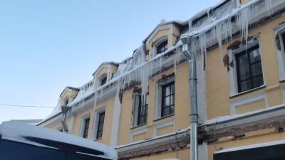 Ледяной удар по Петербургу: как получить компенсацию за поврежденные сосульками машины