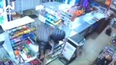 Продавец магазина в микрорайоне Сотировочном невозмутимо наблюдала за грабителем с пистолетом