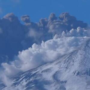 Вулкан Этна в Италии выбросил огромный столб пепла