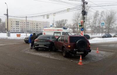 В столкновении двух легковушек в Твери пострадал один из водителей