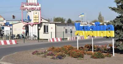 Трое украинцев столкнулись с неприятностью на КПВВ "Станица Луганская": подробности