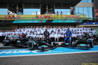 В Mercedes отказались от участия в фотосессии FIA