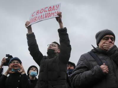 В Петербурге отказались оправдать художника, осужденного за удар полицейскому на акции в поддержку Навального