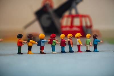 Петербургский художник создал конструктор Lego с персонажами сказки «Морозко»