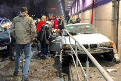 Серьезное ДТП в Киеве: водитель снес два авто и врезался в ТРЦ
