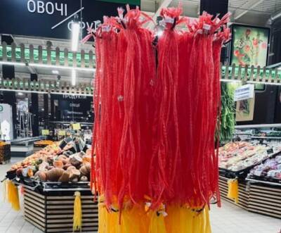 Курьез: в украинских супермаркетах вместо пластиковых пакетов стали предлагать пластиковые авоськи. ФОТО