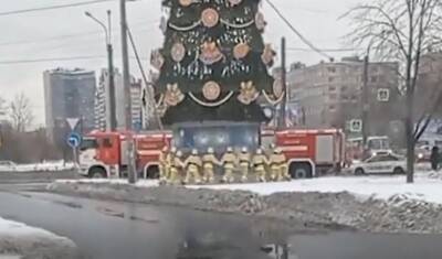 Бригада пожарных пляшет в хороводе вокруг елки в Петербурге – видео