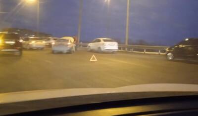 На мосту Стрела в центре Тюмени произошло ДТП