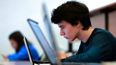 СФ отклонил закон об использовании в школах верифицированных онлайн-ресурсов для правки